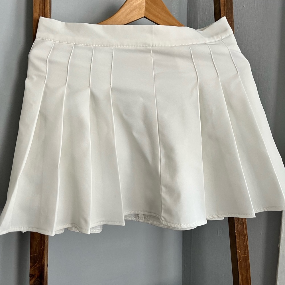 Women’s White Pleated Skirt in size Large